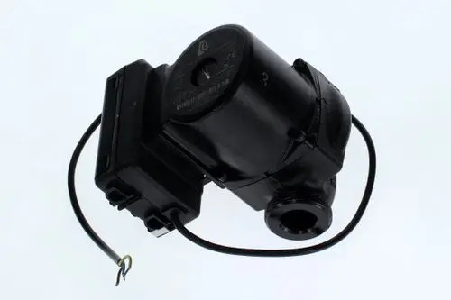 Schwarze Bosch-Pumpe mit elektrischer Anschlussbox und Kabel. Die Pumpe hat einen zylindrischen Körper und einen Auslassanschluss.